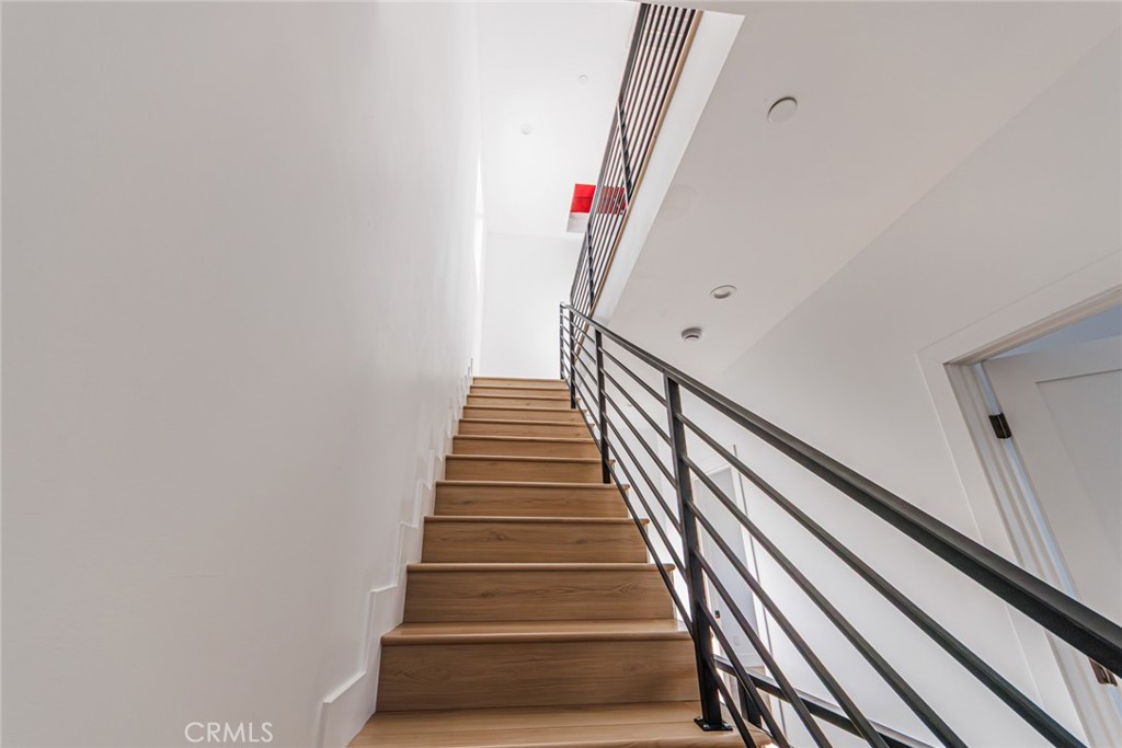 13461 Beach Avenue, Unit 1/2 Marina del Rey, CA 90292 - Photo 25 of 33 a view of entryway
