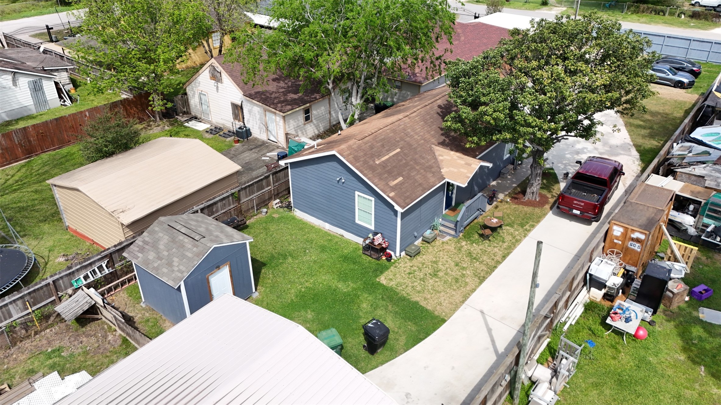 409 Robert Lee Road Houston, TX 77009 - Photo 5 of 32 Ample Space!