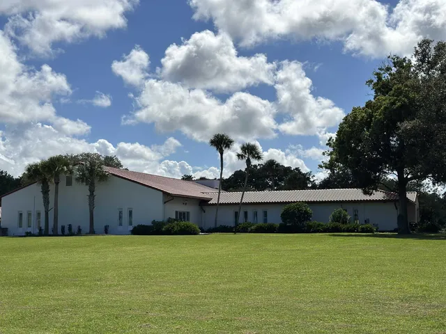 a view of a house with a backyard