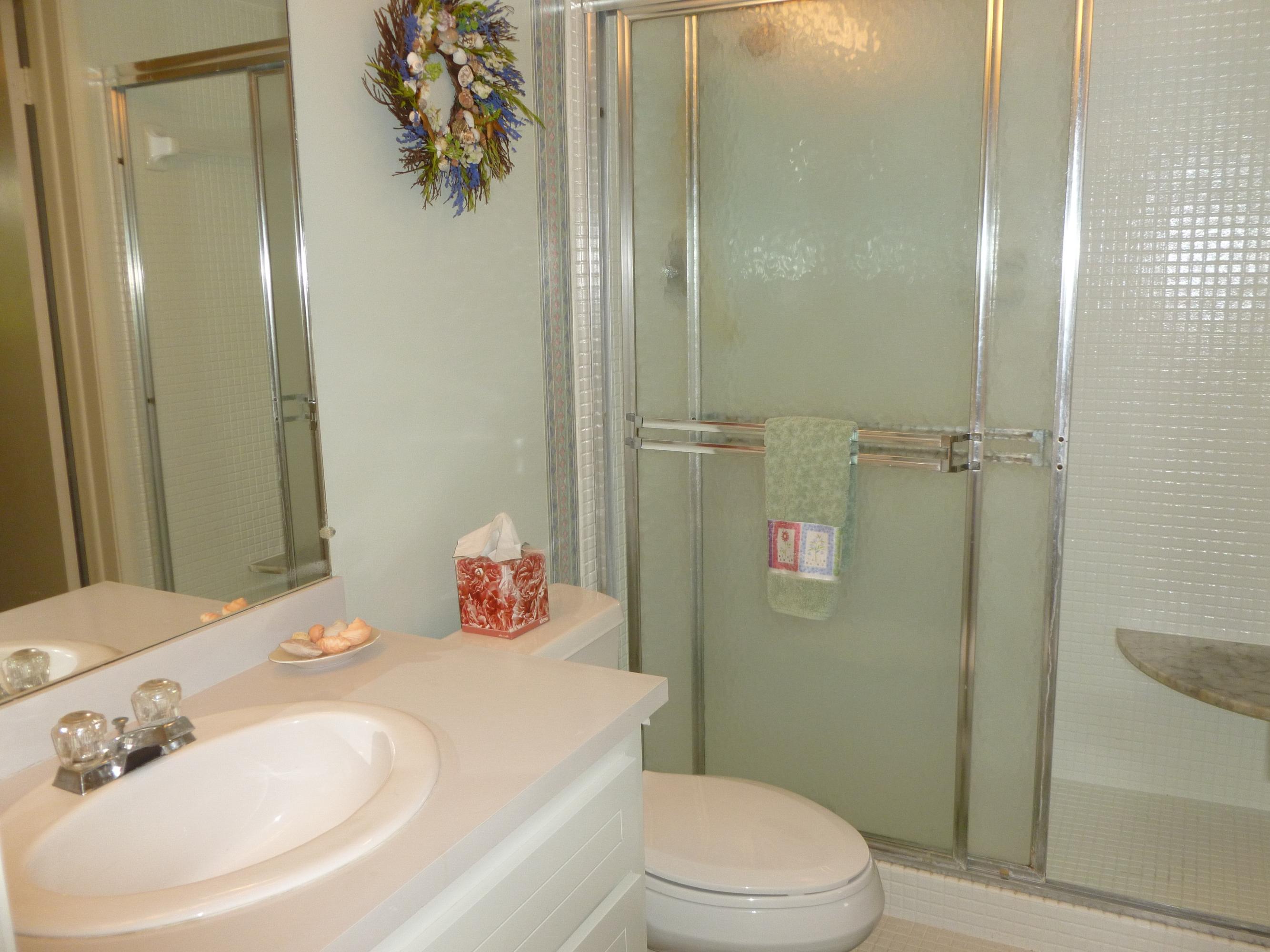 6 Concourse Drive, Unit 6B Jupiter, FL 33469 - Photo 18 of 28 GUEST BATH WITH SHOWER