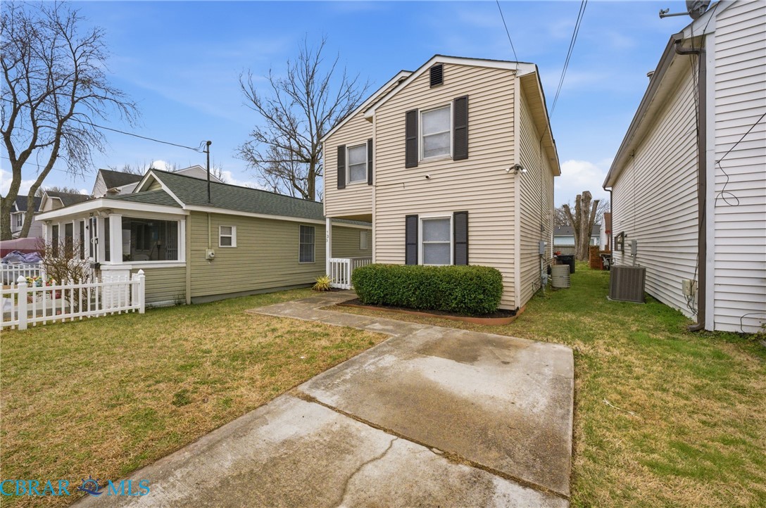 733 Spruce Street Hampton, VA 23661 - Photo 29 of 29 View of front facade featuring a front yard