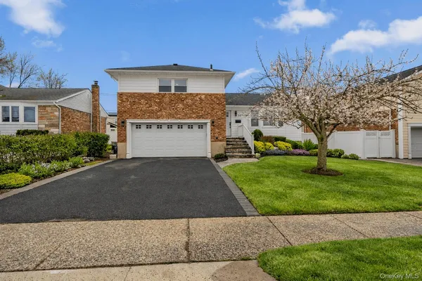 $1,175,000 | 36 Stauber Drive, Plainview, NY 11803