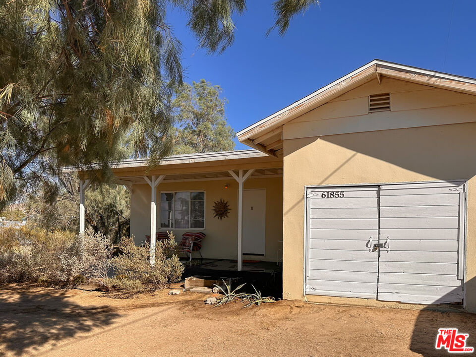 61855 Valley View Circle Joshua Tree, CA 92252 - Photo 36 of 59 a front view of a house with a yard