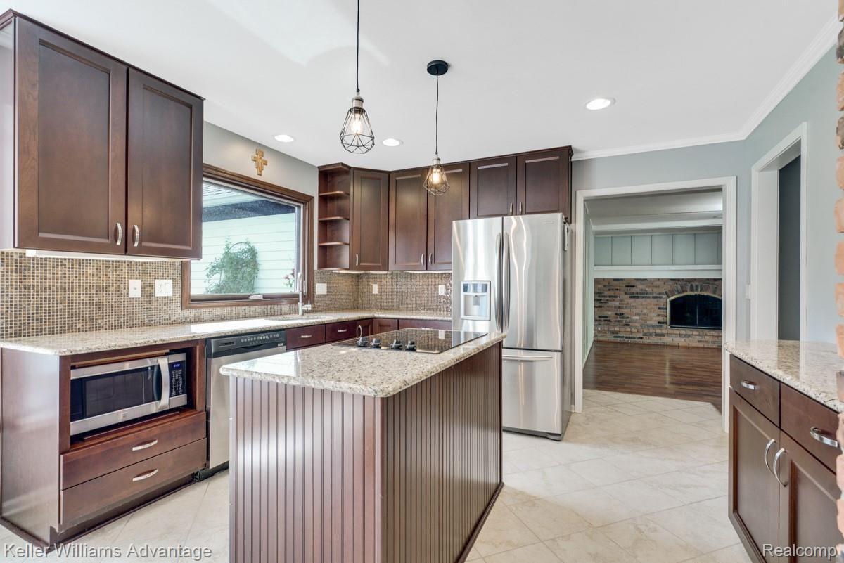 35984 Charter Crest Road Farmington, MI 48335 - Photo 9 of 39 dsc03066-dsc03068.jpg
