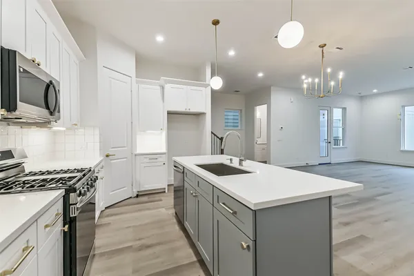 $2,998 | 7709 Earl Rudder Way, Houston, TX 77055