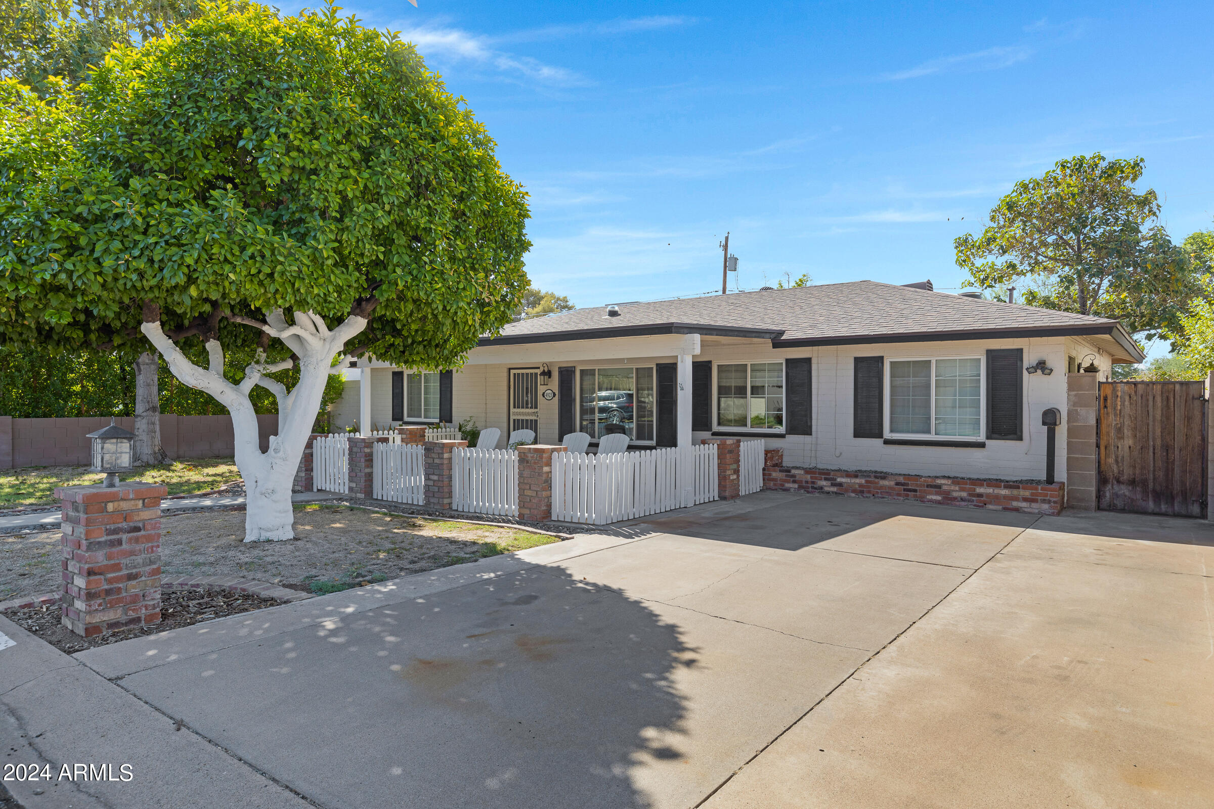 4923 East Piccadilly Road Phoenix, AZ 85018 - Photo 3 of 30 4923 e piccadilly rd-3