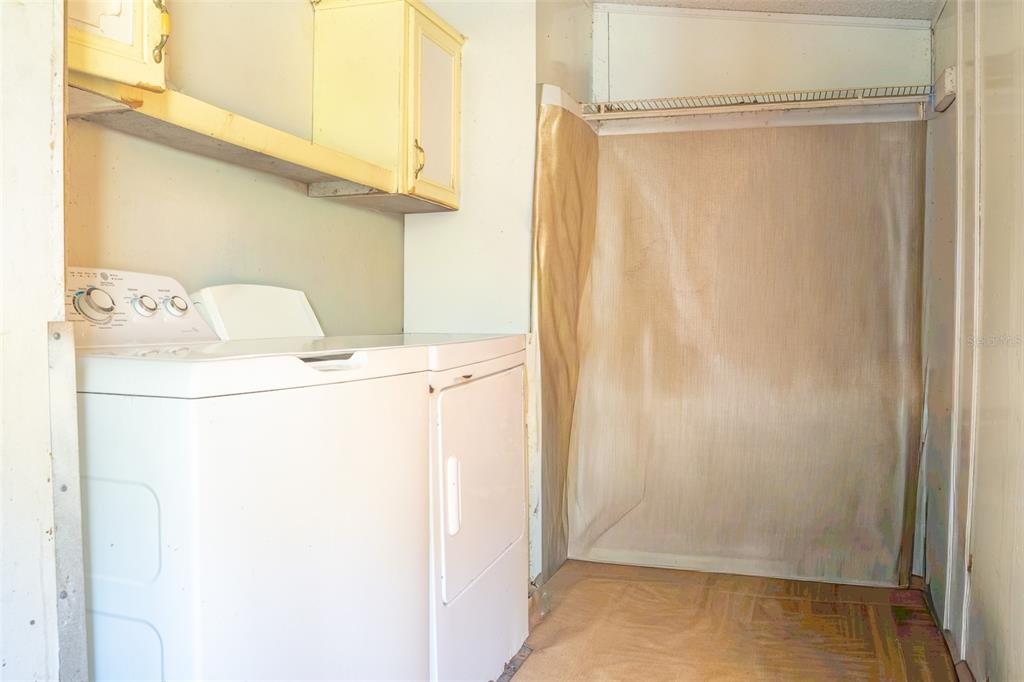 5013 Greenbriar Road Lakeland, FL 33810 - Photo 23 of 34 a utility room with dryer and washer