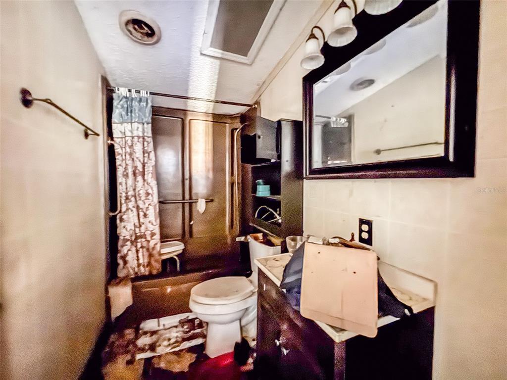 5013 Greenbriar Road Lakeland, FL 33810 - Photo 34 of 34 a bathroom with a toilet sink shower