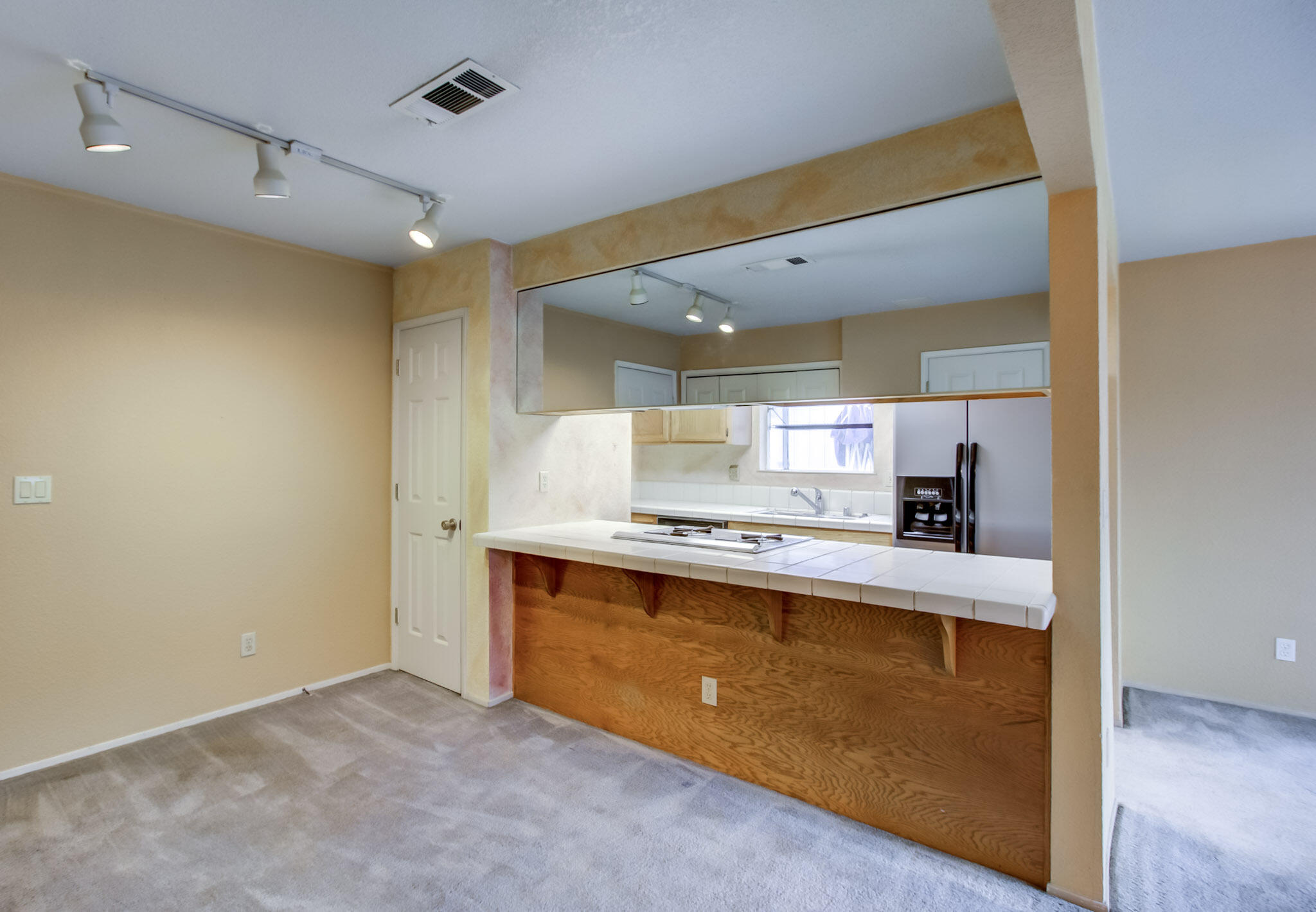 200 Ridgetop Drive, Unit 3 Redding, CA 96003 - Photo 6 of 19 Breakfast Bar