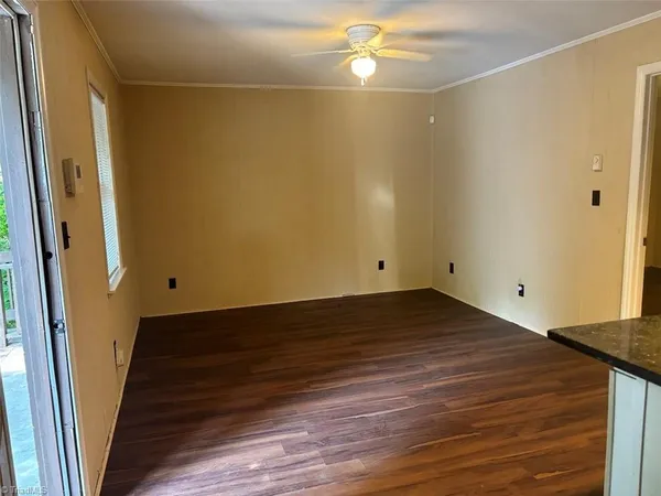 $825 | 4295 Brownsboro Road, Unit 4, Winston-Salem, NC 27106