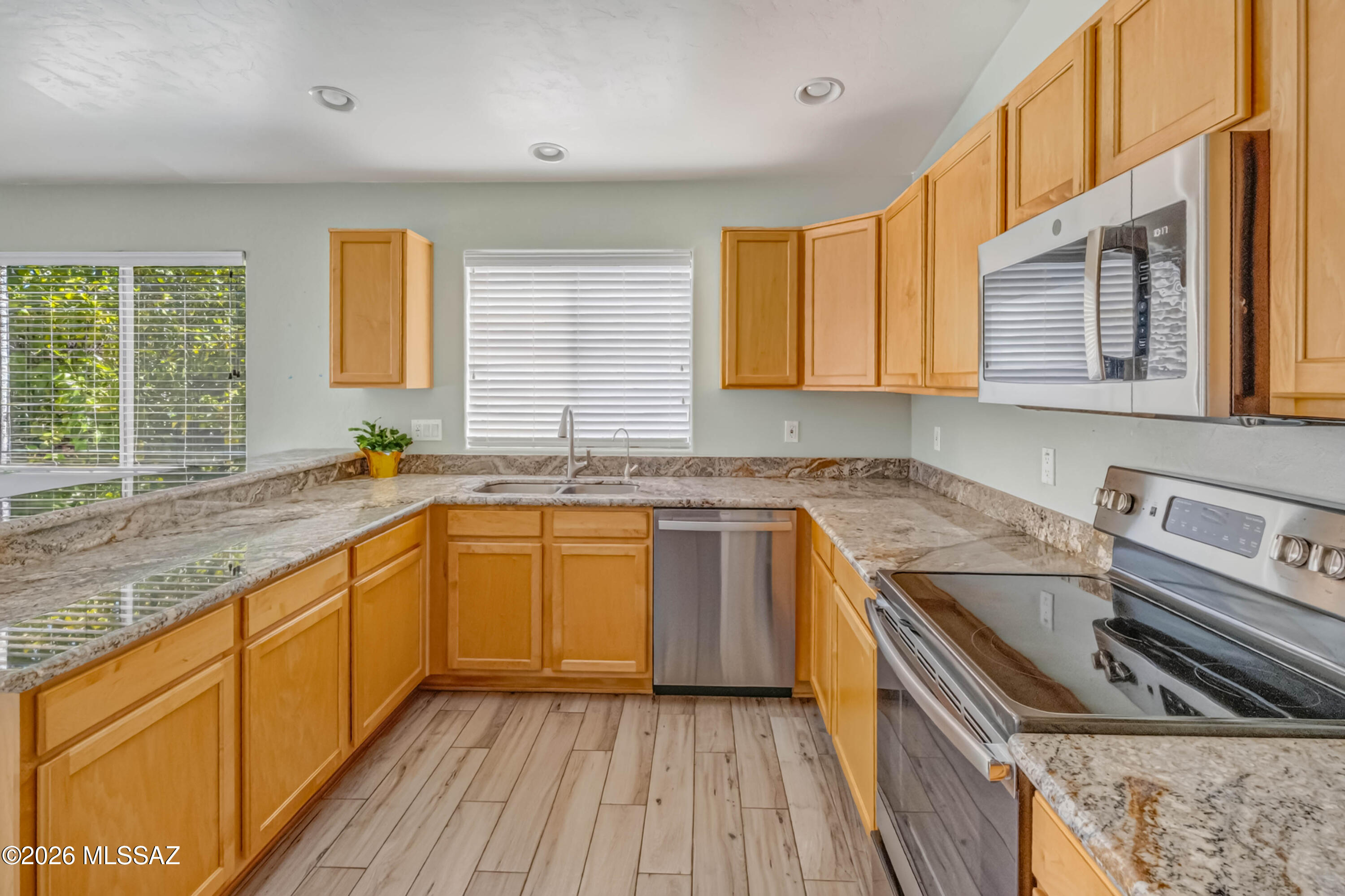 446 West Silvertip Road Tucson, AZ 85737 - Photo 21 of 51 Kitchen With SS Appliances