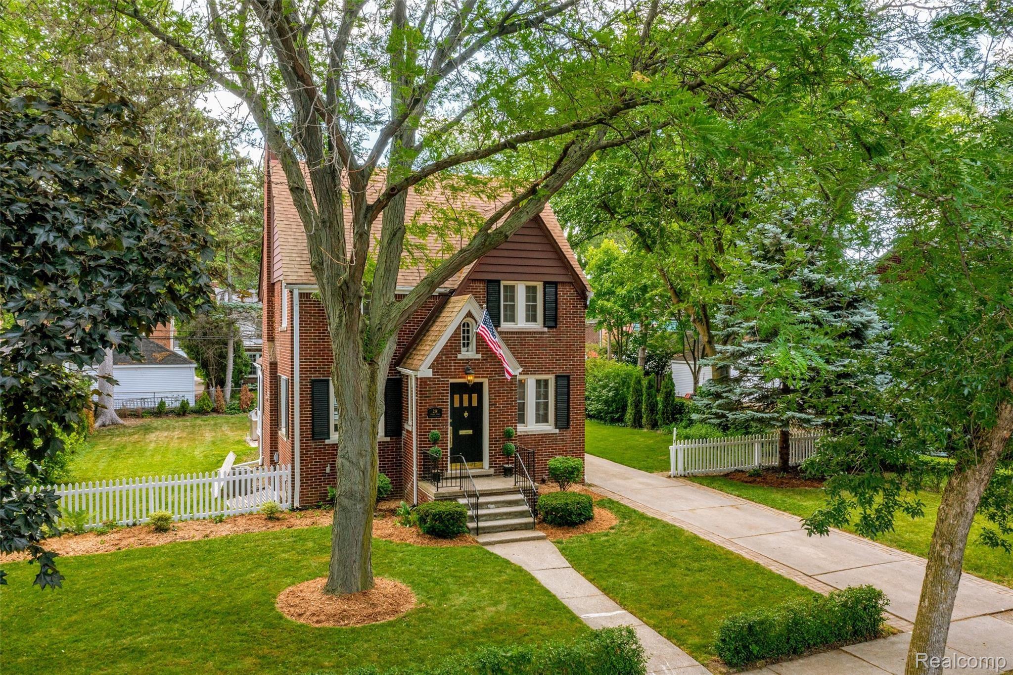 214 Fisher Road Grosse Pointe, MI 48230 - Photo 7 of 44 214 Fisher Rd-5.jpg