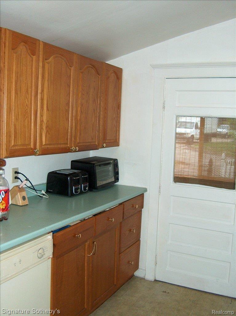 4002 Mapleleaf Road Waterford, MI 48328 - Photo 3 of 7 Kitchen