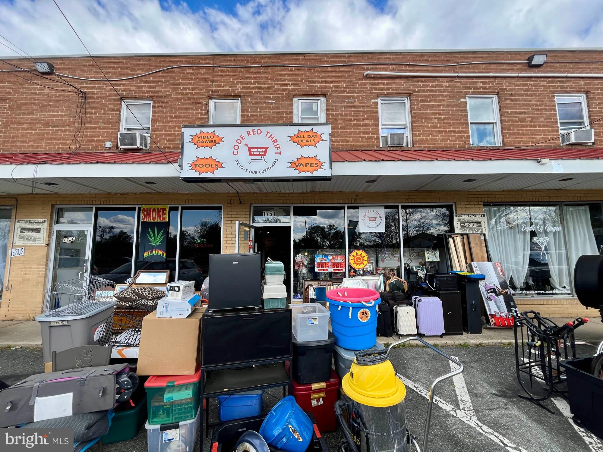 1725 Earhart Road Baltimore, MD 21221 - Photo 37 of 48 a view of a cafe with table and chairs in front of it