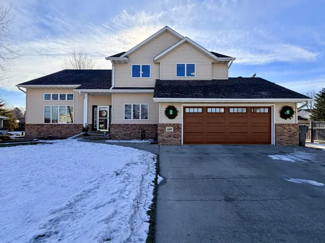 $575,000 | 1085 Briarwood Drive, Worthington, MN 56187