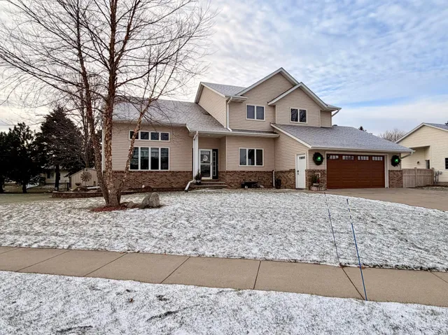 $575,000 | 1085 Briarwood Drive, Worthington, MN 56187