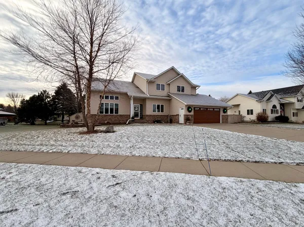$575,000 | 1085 Briarwood Drive, Worthington, MN 56187