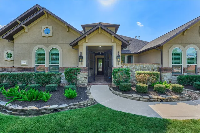 a view of livingroom with furniture and windows