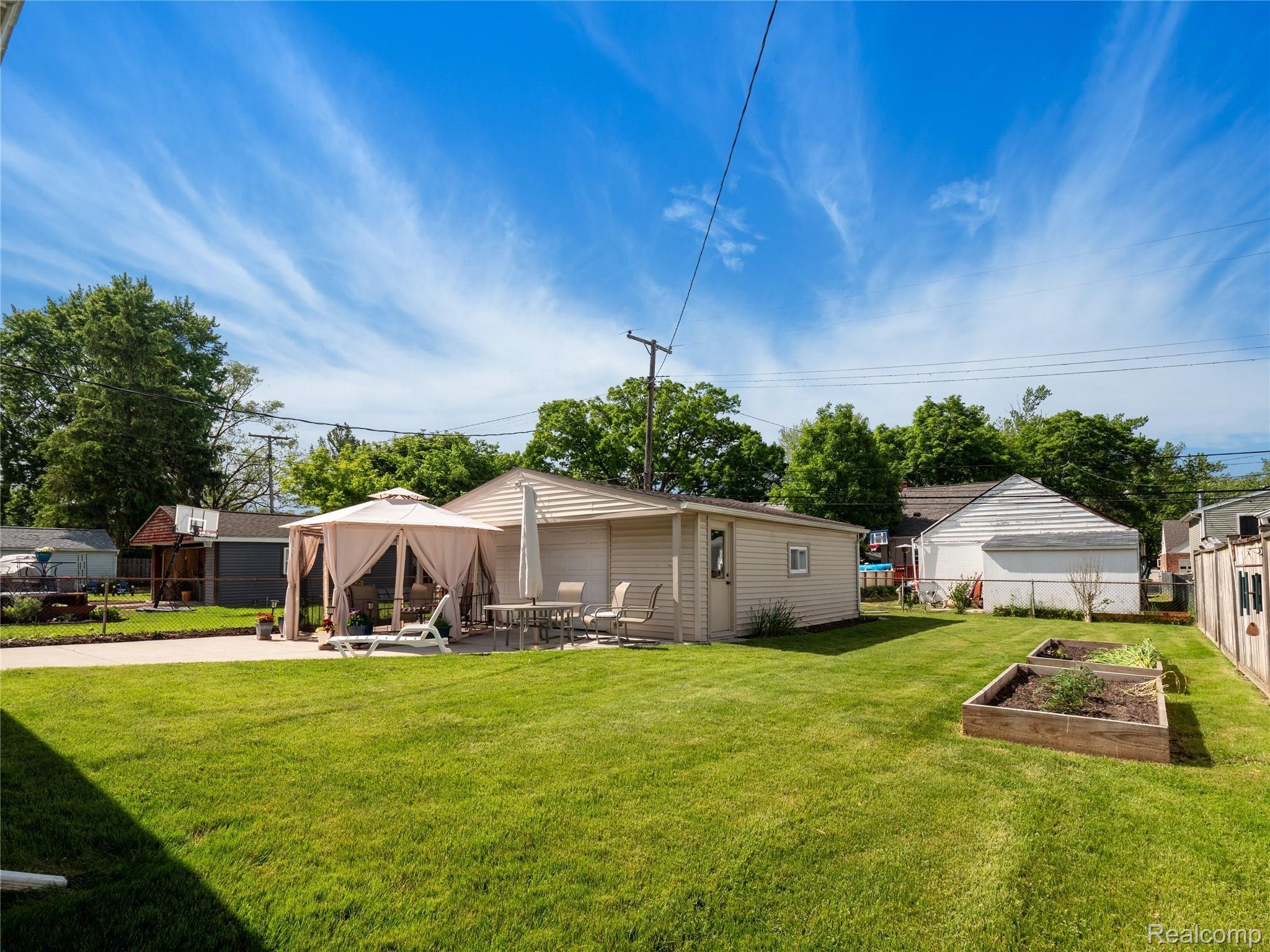 1674 Cambridge Road Berkley, MI 48072 - Photo 22 of 25 P1811976.jpg