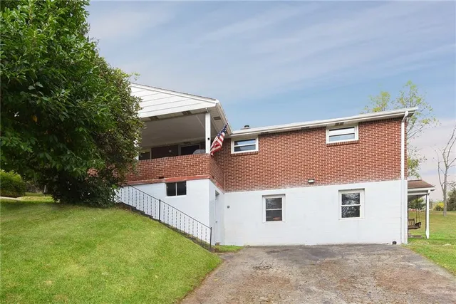 a view of a house with a backyard