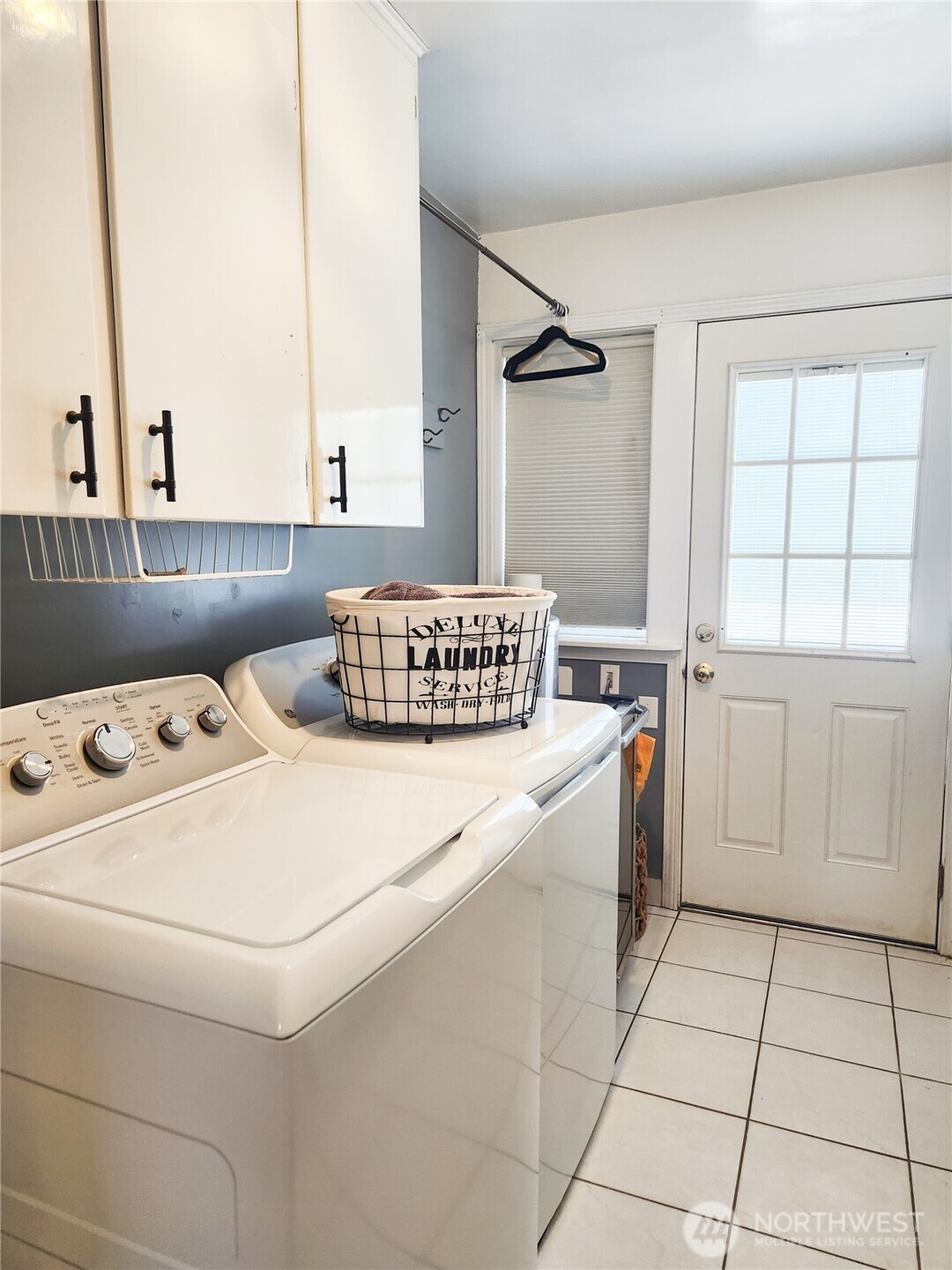 207 West 10th Avenue Ritzville, WA 99169 - Photo 14 of 36 a room with a washing machine and a window