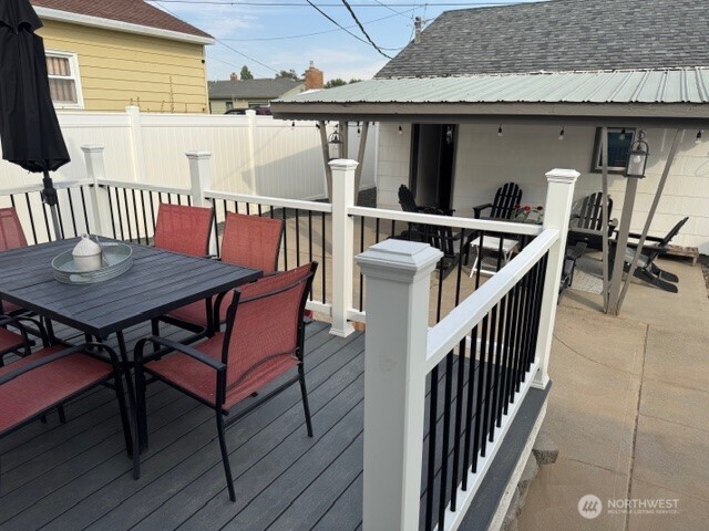 207 West 10th Avenue Ritzville, WA 99169 - Photo 34 of 36 a view of a chairs and table on the deck