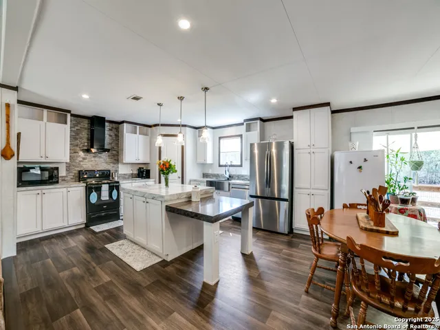 $559,000 | 825 Valley Vista Road, Tarpley, TX 78883