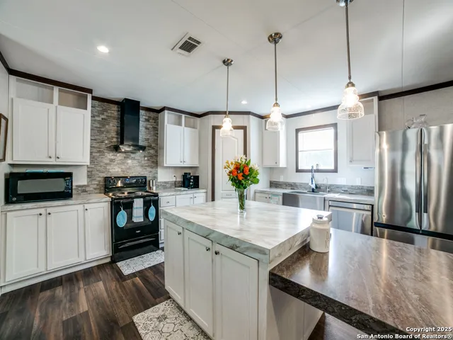 $559,000 | 825 Valley Vista Road, Tarpley, TX 78883