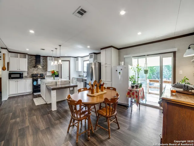 $559,000 | 825 Valley Vista Road, Tarpley, TX 78883