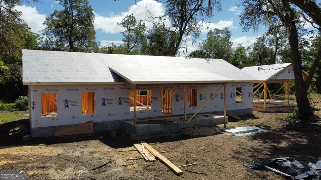 a view of a house with a yard