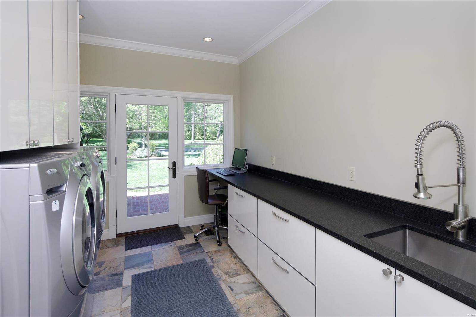 565 Barnes Road Ladue, MO 63124 - Photo 10 of 34