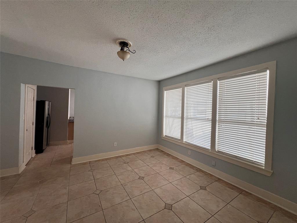 843 North Clinton Avenue Dallas, TX 75208 - Photo 2 of 8 a view of an empty room with a window