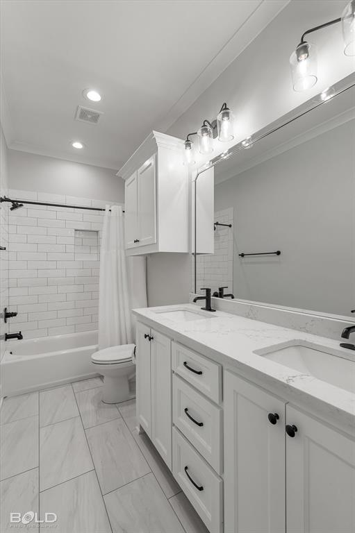 616 Meridian Way Benton, LA 71006 - Photo 27 of 40 a bathroom with a sink a toilet and shower