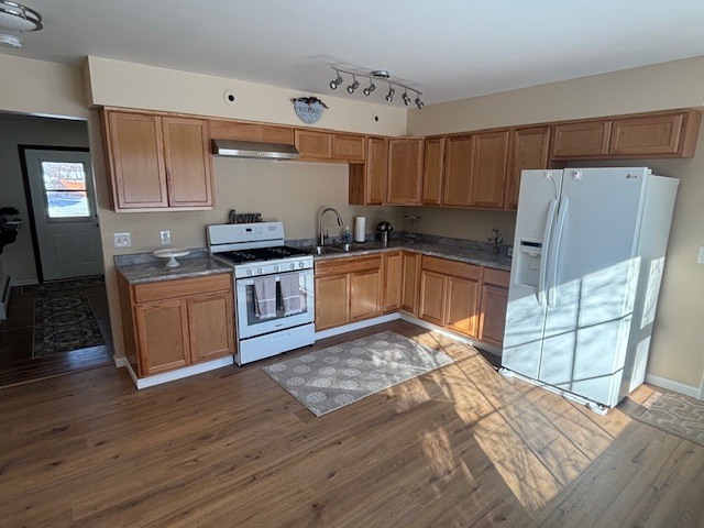 587 Phillips Circle Antioch, IL 60002 - Photo 5 of 20 a kitchen with stainless steel appliances granite countertop a stove a sink and a refrigerator