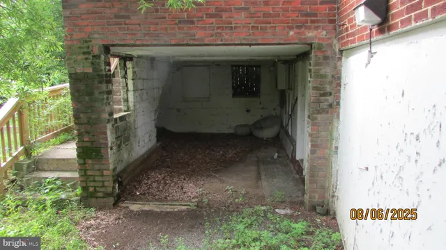 a view of a pathway of a house