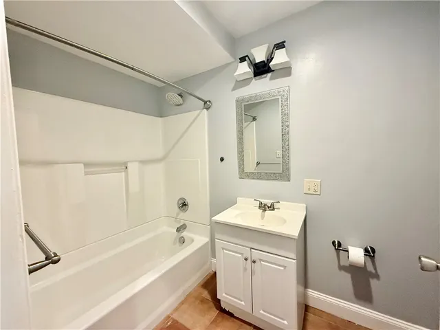 $2,200 | 23 Peck Lane, Unit 3, Warwick, RI 02888