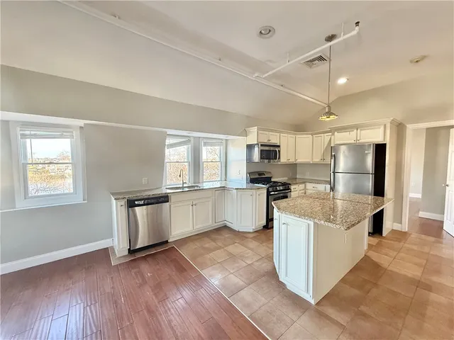 $2,200 | 23 Peck Lane, Unit 3, Warwick, RI 02888