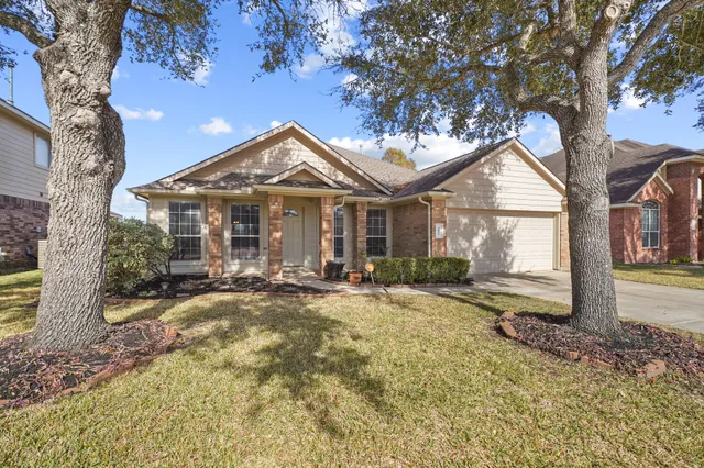 $2,395 | 5811 Vineyard Hill Drive, Pearland, TX 77581