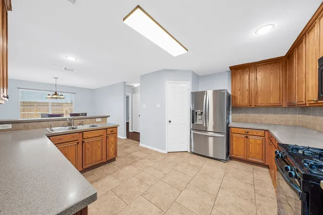 $2,395 | 5811 Vineyard Hill Drive, Pearland, TX 77581