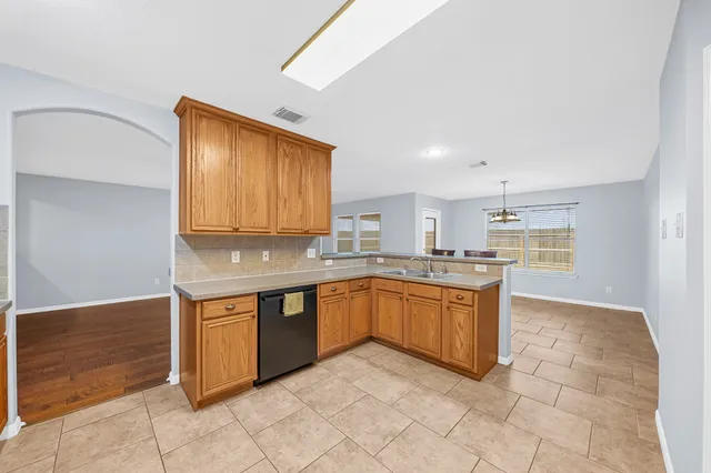 $2,395 | 5811 Vineyard Hill Drive, Pearland, TX 77581