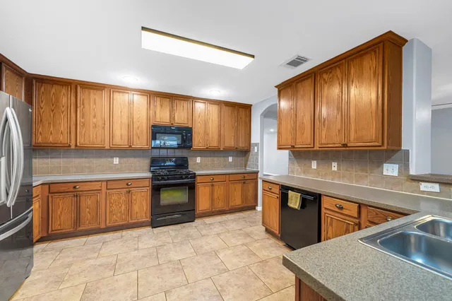 $2,395 | 5811 Vineyard Hill Drive, Pearland, TX 77581