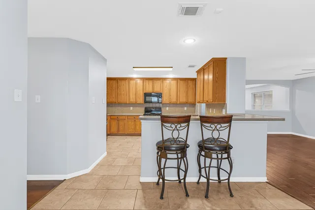 $2,395 | 5811 Vineyard Hill Drive, Pearland, TX 77581