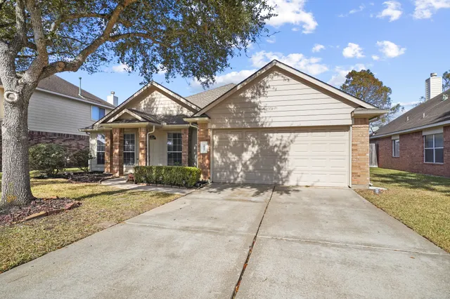 $2,395 | 5811 Vineyard Hill Drive, Pearland, TX 77581