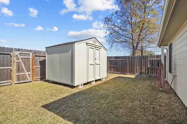 $2,395 | 5811 Vineyard Hill Drive, Pearland, TX 77581