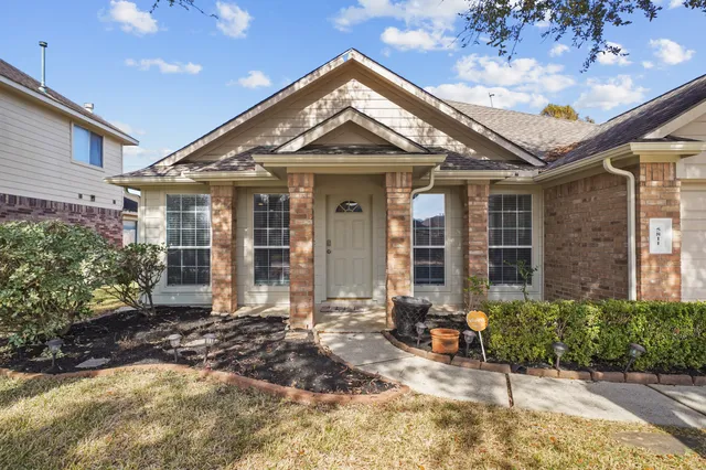$2,395 | 5811 Vineyard Hill Drive, Pearland, TX 77581