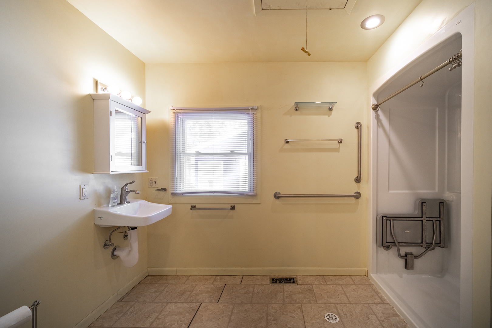 47 Briarcliff Road Montgomery, IL 60538 - Photo 13 of 19 a bathroom with a sink and a mirror