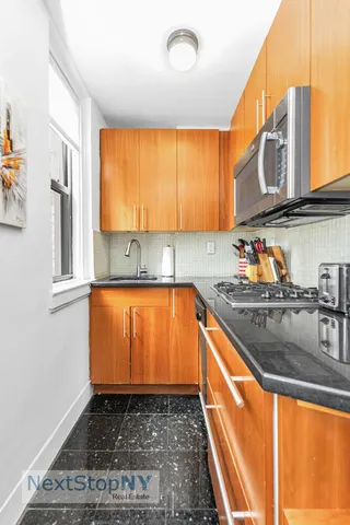 $505,000 | 333 East 53rd Street, Unit 7C | Sutton Place