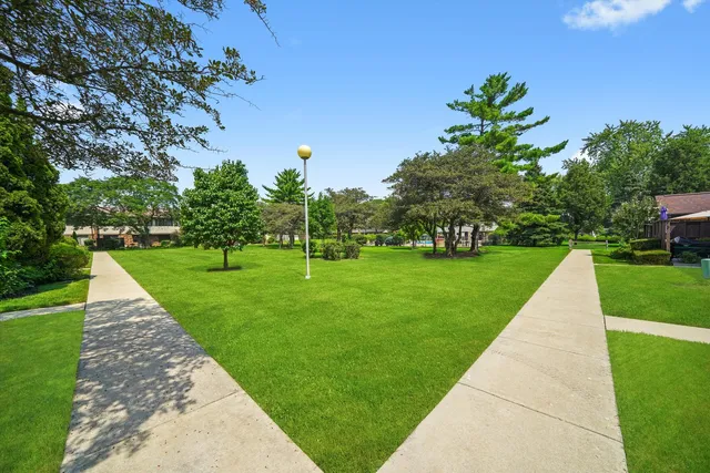 $264,900 | 7333 Winthrop Way, Unit 10, Downers Grove, IL 60516