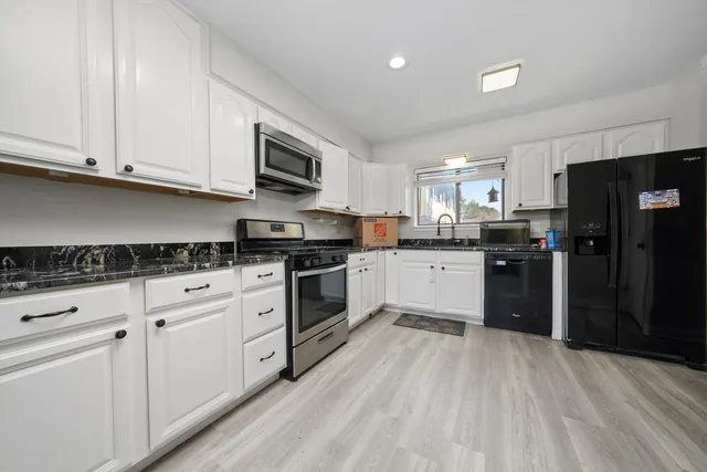 $264,900 | 7333 Winthrop Way, Unit 10, Downers Grove, IL 60516