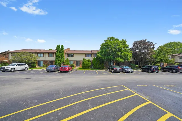 $264,900 | 7333 Winthrop Way, Unit 10, Downers Grove, IL 60516